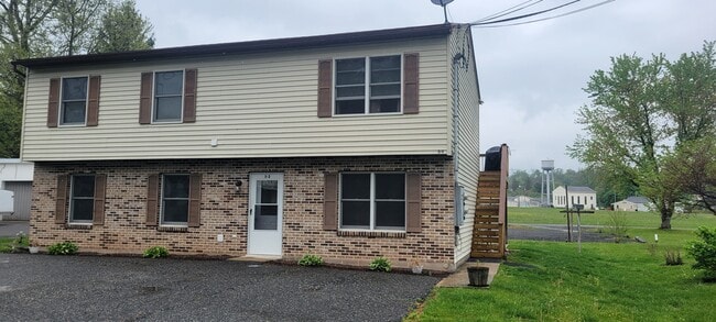 5 E Green St, Unit Second floor in Bechtelsville, PA - Foto de edificio - Building Photo