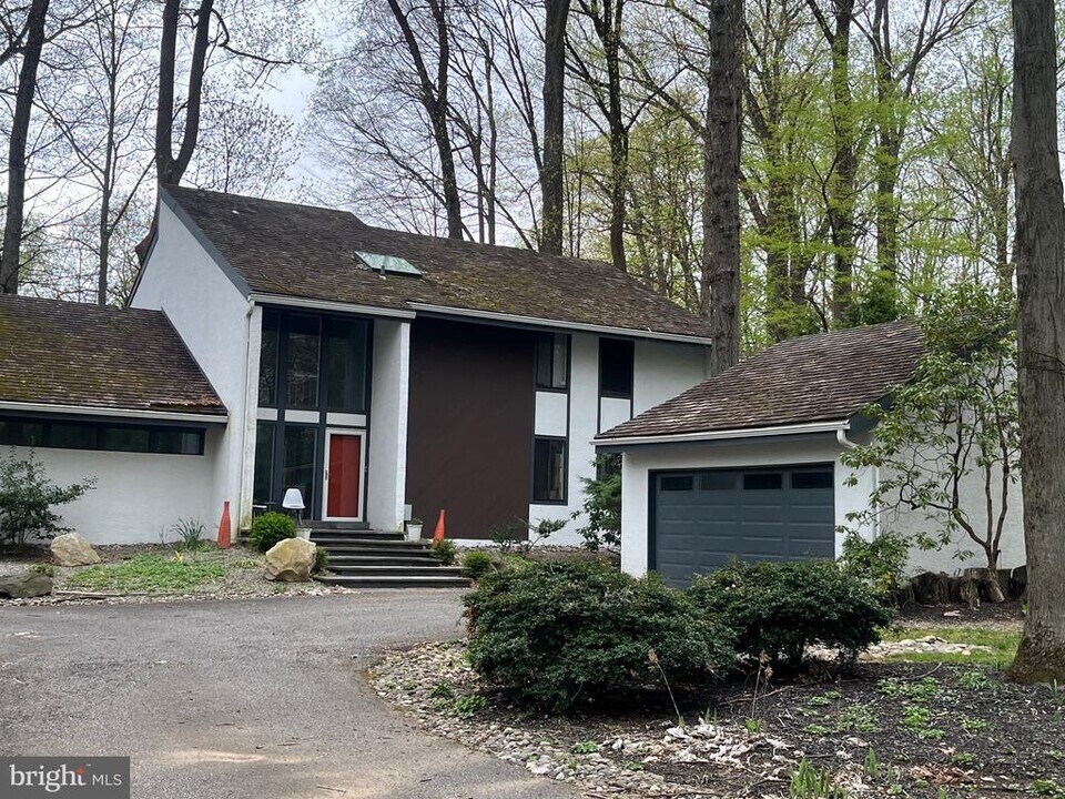 208 Pheasant Run Dr in Paoli, PA - Building Photo
