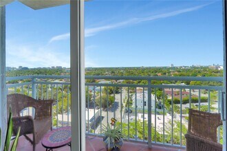 3000 Coral Way, Unit 1117 in Coral Gables, FL - Foto de edificio - Building Photo