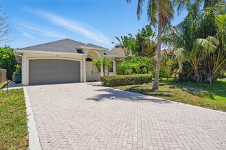 555 93rd Ave N in Naples, FL - Foto de edificio - Building Photo