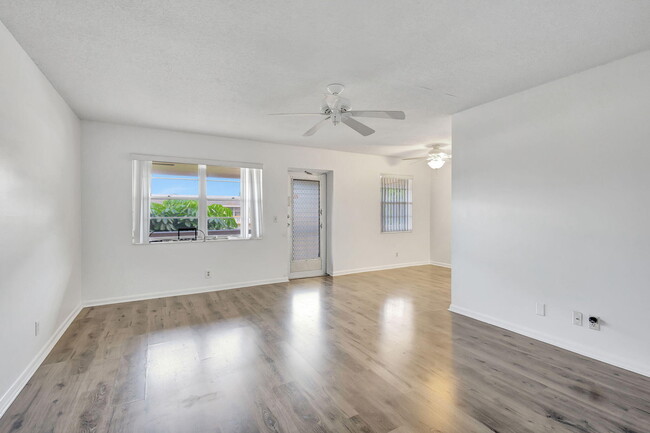 92 Hastings E in West Palm Beach, FL - Building Photo - Building Photo