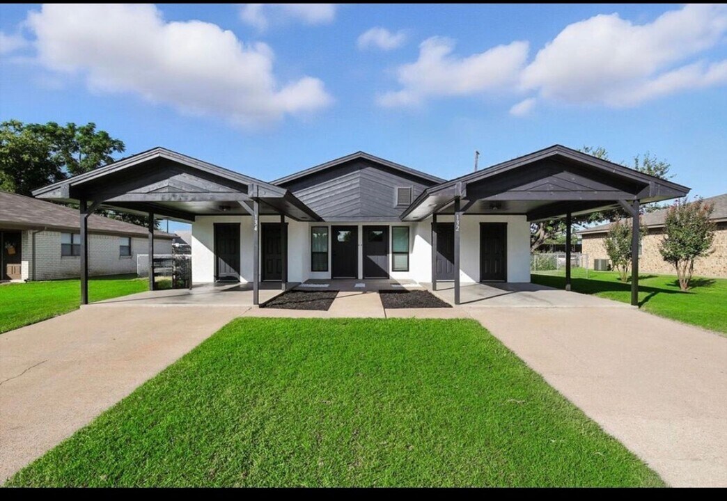 134 Meador Ln in Burleson, TX - Building Photo