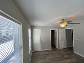 301 W 7th St in Eldon, MO - Building Photo