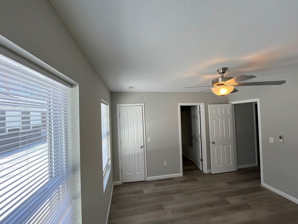 301 W 7th St in Eldon, MO - Building Photo