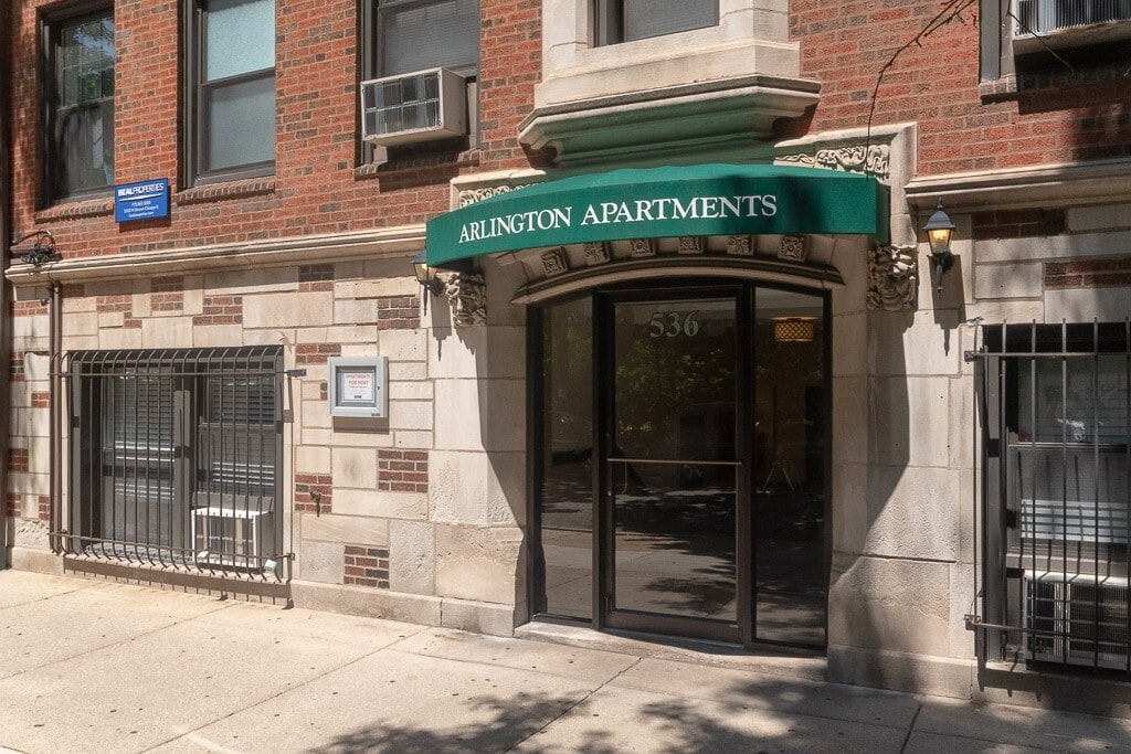 556 W Arlington Pl, Unit K09J in Chicago, IL - Foto de edificio