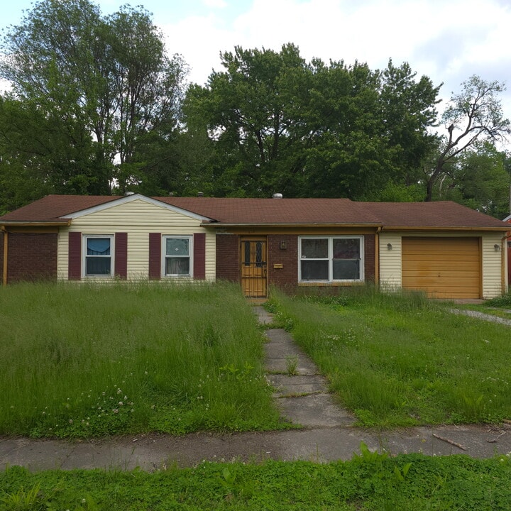 638 Terrace Dr in East St. Louis, IL - Building Photo