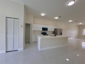 915 NW 104th St in Miami, FL - Foto de edificio - Building Photo