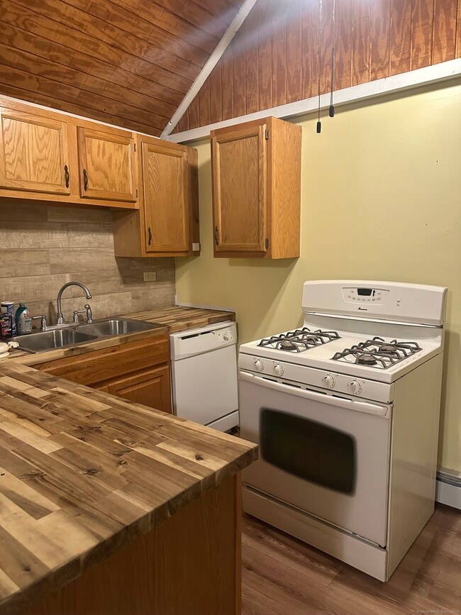 51 High St in Stafford, CT - Building Photo - Building Photo