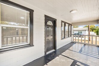 1128 Belleair Rd in Clearwater, FL - Foto de edificio - Building Photo