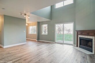 734 E Whispering Oaks Ct in Palatine, IL - Building Photo - Building Photo