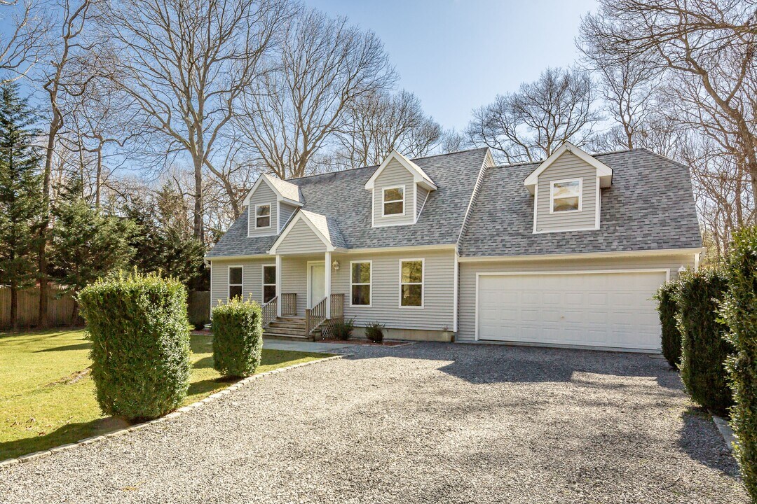 176 Underwood Dr in East Hampton, NY - Building Photo