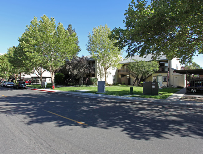 Lakeside Village Apartments in Reno, NV - Building Photo - Building Photo