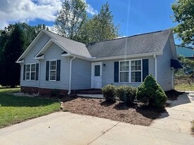 300 Wray St in Mayodan, NC - Building Photo