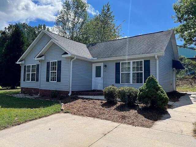 300 Wray St in Mayodan, NC - Building Photo