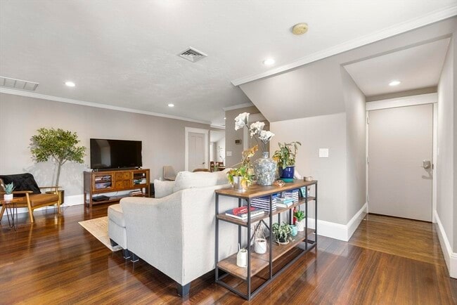 10 Upland Ave, Unit 3 in Boston, MA - Building Photo - Building Photo