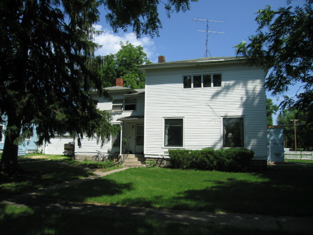 405 N Moore St in Blue Earth, MN - Building Photo