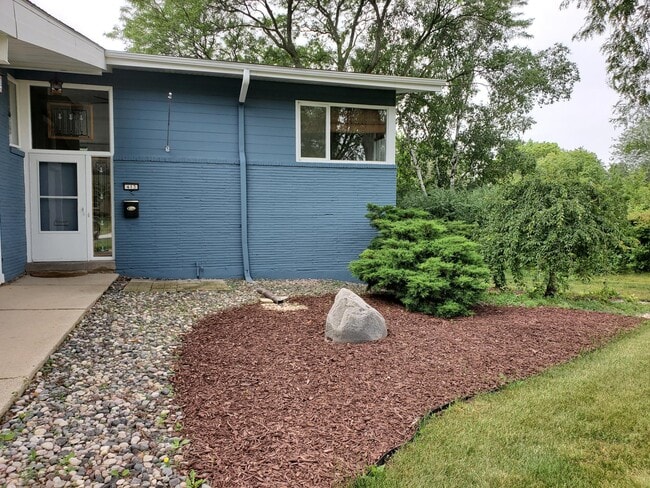 413 Riverview Dr in Thiensville, WI - Building Photo - Building Photo
