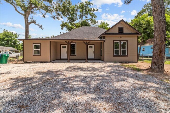 436 E Peach St in Angleton, TX - Building Photo - Building Photo