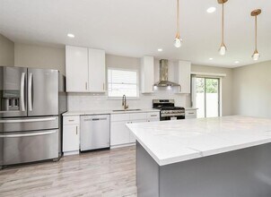 2810 Dove Country Dr in Stafford, TX - Building Photo - Building Photo