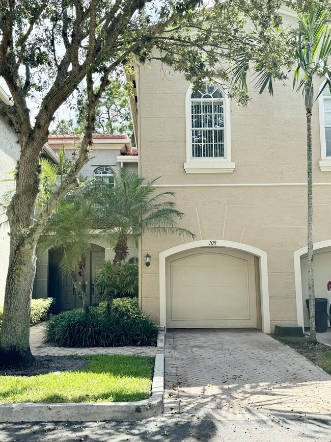 4981 Bonsai Cir in Palm Beach Gardens, FL - Foto de edificio - Building Photo