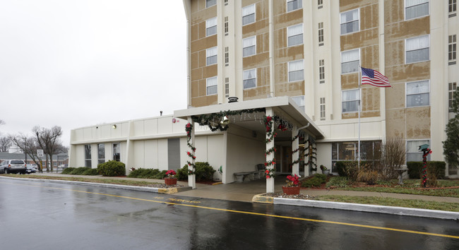 Mission Towers in Topeka, KS - Foto de edificio - Building Photo