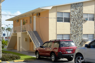 1215 W 66th St in Hialeah, FL - Foto de edificio - Building Photo