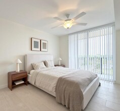 11240 Northwest Dr in Miami, FL - Foto de edificio - Building Photo