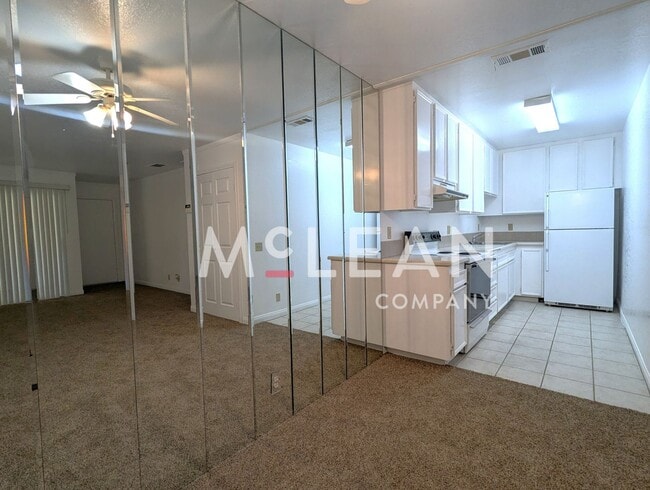 680 N Ashurst Ct in Palm Springs, CA - Building Photo - Building Photo