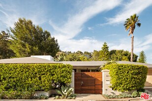 2246 Chelan Pl in Los Angeles, CA - Building Photo