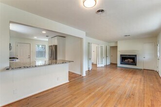 9808 Bluffdale Dr in Dallas, TX - Foto de edificio - Building Photo