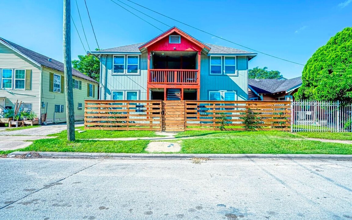7320 Capitol St in Houston, TX - Building Photo
