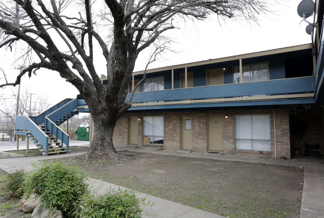 Bahia Apartments in Dallas, TX - Building Photo