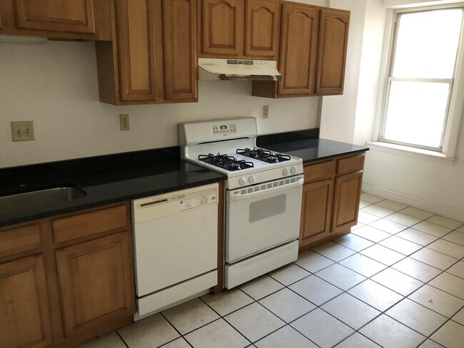 1909 Beacon St, Unit 2F in Brookline, MA - Building Photo - Building Photo