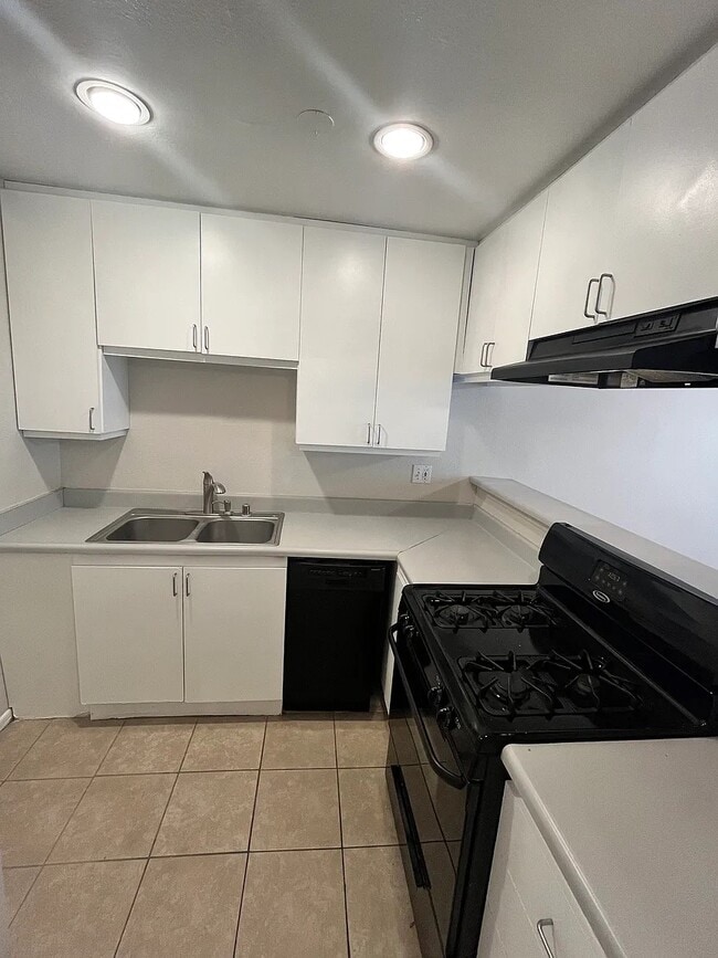 310 E Santa Anita Ave, Unit C in Burbank, CA - Building Photo - Building Photo