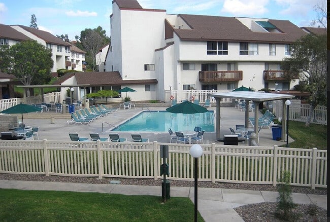 6111 Rancho Mission, Unit 206 in San Diego, CA - Foto de edificio - Building Photo