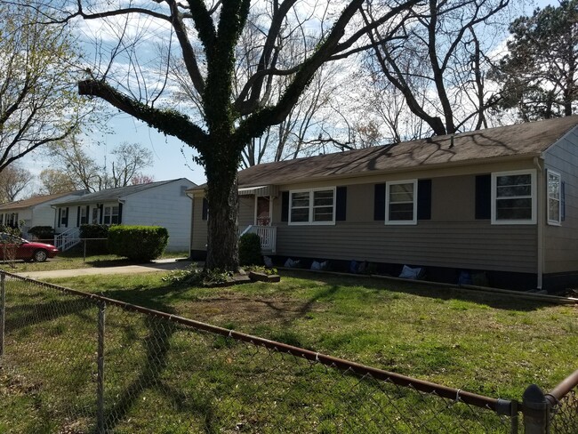 12 Clemwood Pkwy in Hampton, VA - Building Photo - Building Photo