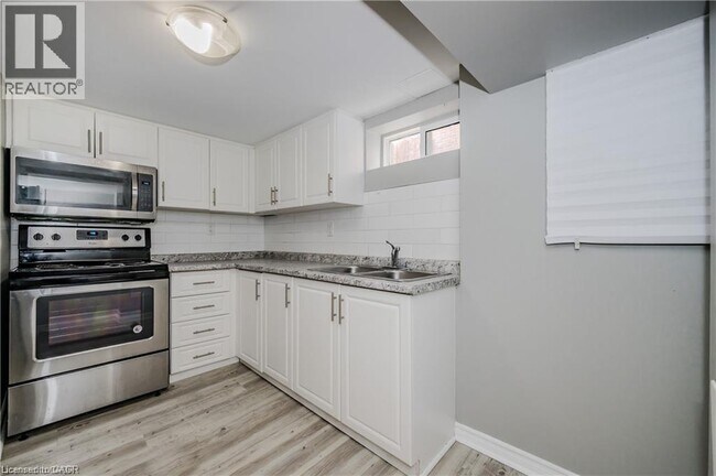 16 Huntington Ave in Hamilton, ON - Building Photo - Building Photo