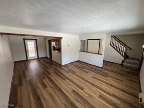 38870 Courtland Dr in Willoughby, OH - Building Photo - Building Photo