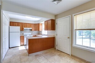 25 Stonington Ln in Getzville, NY - Building Photo