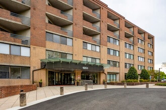 Thoreau Place Condominiums in Reston, VA - Building Photo - Building Photo
