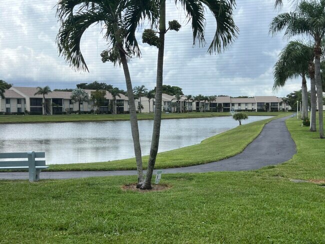 1109 Green Pine Blvd in West Palm Beach, FL - Building Photo - Building Photo
