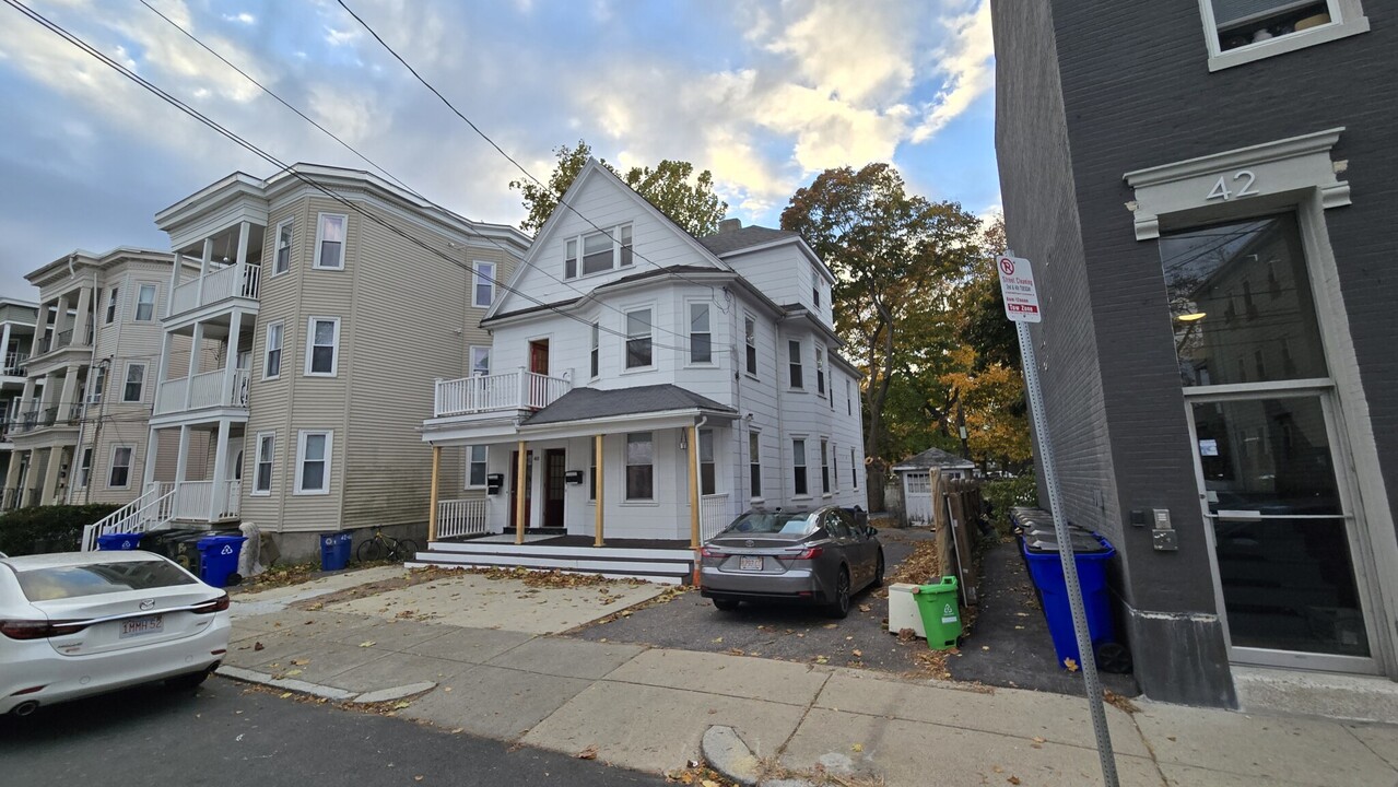 40 Brackett St, Unit 1 in Boston, MA - Foto de edificio