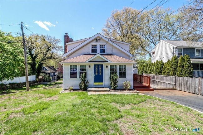 25 Maplewood Ave in Westport, CT - Building Photo - Building Photo