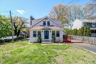 25 Maplewood Ave in Westport, CT - Building Photo - Building Photo
