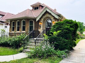 2621 N 69th St in Wauwatosa, WI - Building Photo