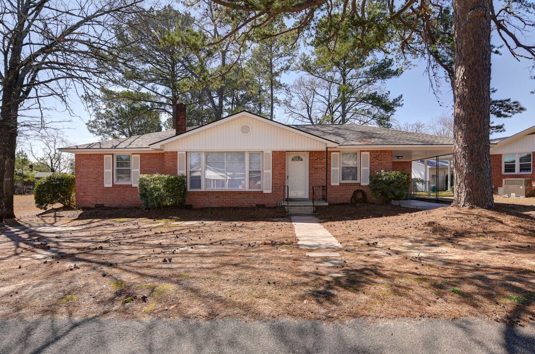 1813 Fairlawn Cir in Cayce, SC - Building Photo