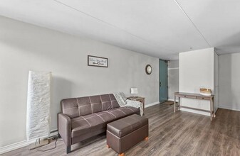 306 W Miner St, Unit X in Arlington Heights, IL - Building Photo - Building Photo