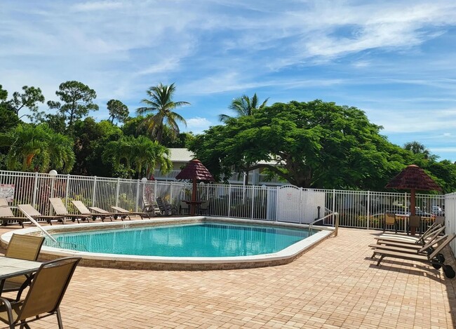 4611 Bayshore Dr, Unit O8 in Naples, FL - Building Photo - Building Photo