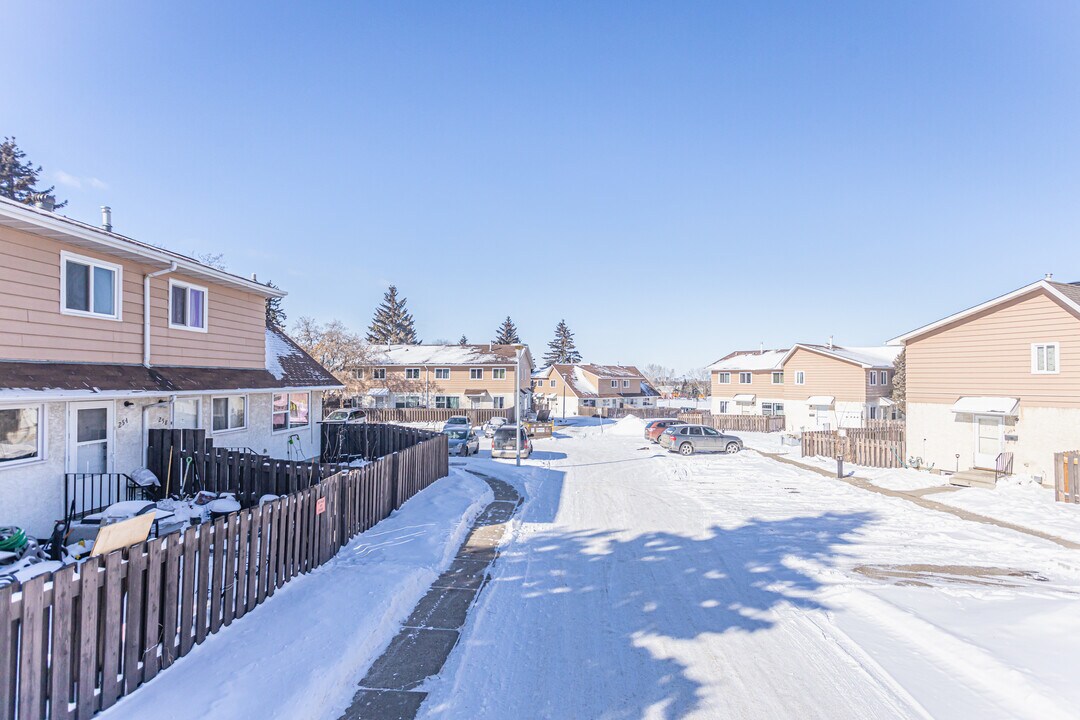 Lee Ridge II in Edmonton, AB - Building Photo