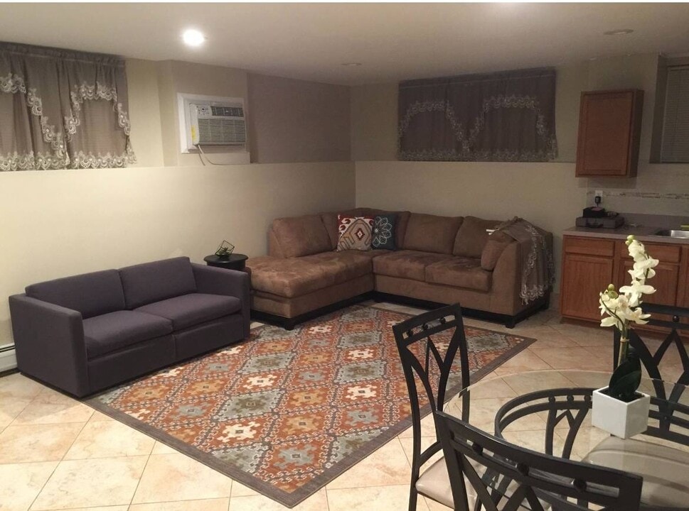69 Santa Monica Ln in Staten Island, NY - Building Photo